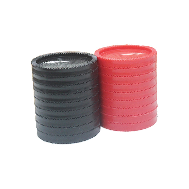 Bidak catur catur plastik merah dan hitam