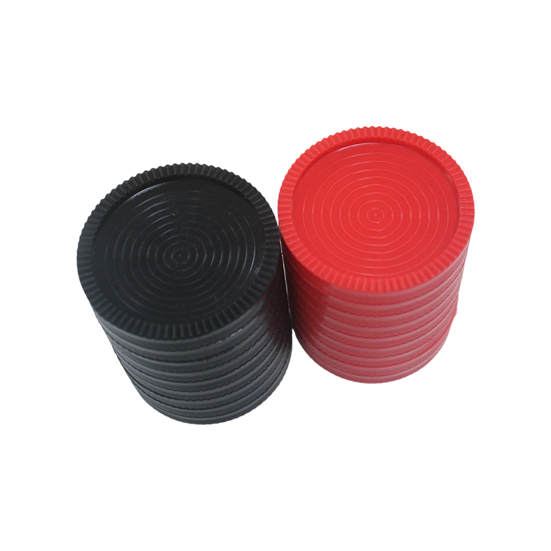 Bidak catur catur plastik merah dan hitam