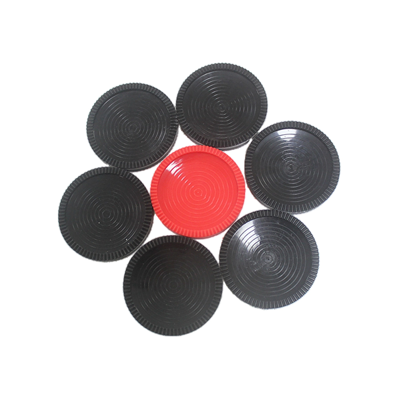 Bidak catur catur plastik merah dan hitam