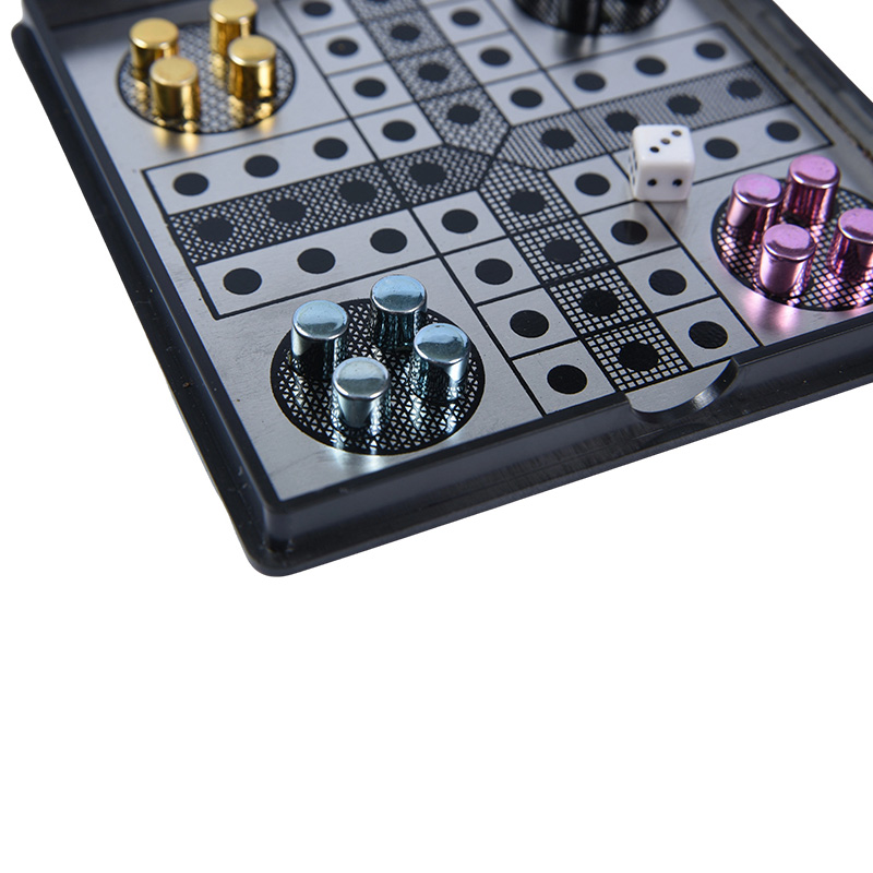 Permainan Ludo Logam Magnetik Diatur dalam Kotak Akrilik Bening