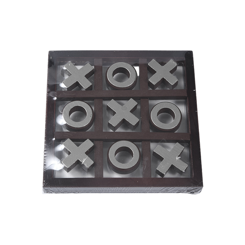Potongan Warna Emas dalam Permainan Tic-Tac-Toe Kayu Bingkai Gelap
